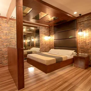 Victoria Court Pinas Motel